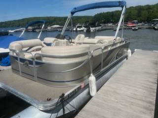 diagonal exterior view. pontoon.